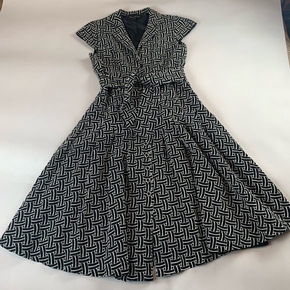 Jones New York Dresses & Skirts - Jones New York Embroidered dress Size 8